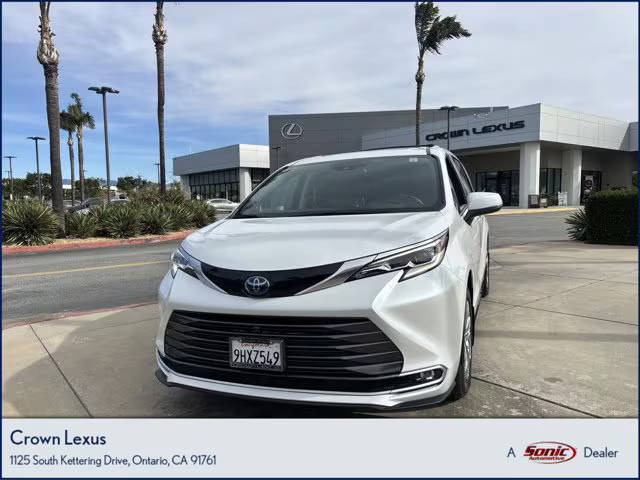 2023 Toyota Sienna Platinum AWD photo