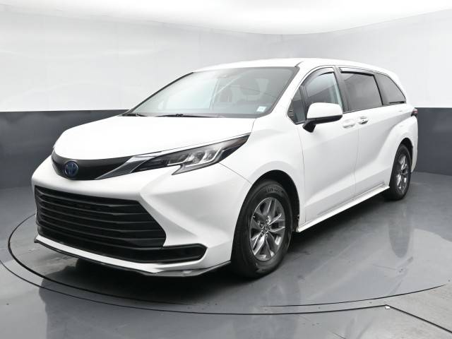 2022 Toyota Sienna LE FWD photo