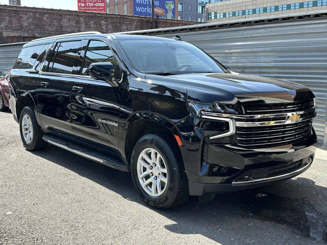 2022 Chevrolet Suburban LT 4WD photo