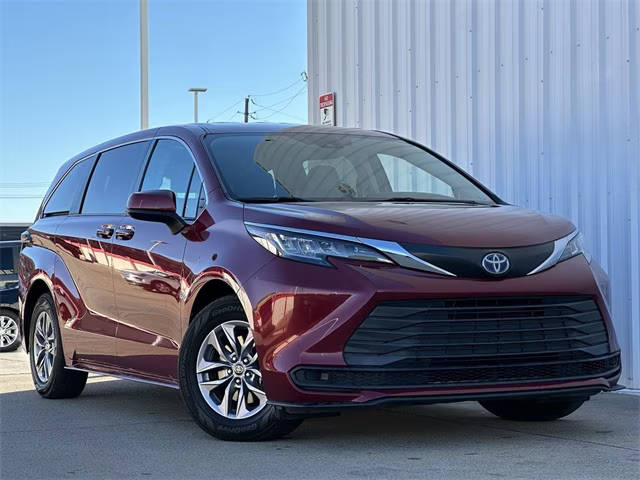 2022 Toyota Sienna LE FWD photo