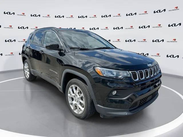 2023 Jeep Compass Latitude Lux 4WD photo