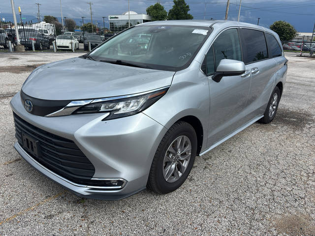 2023 Toyota Sienna XLE FWD photo