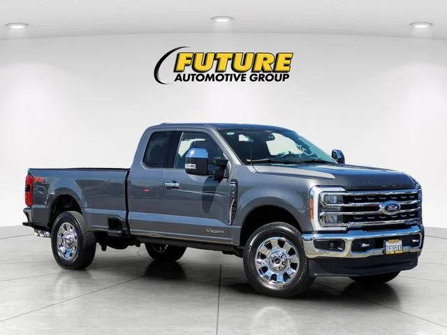 2023 Ford F-350 Super Duty LARIAT 4WD photo