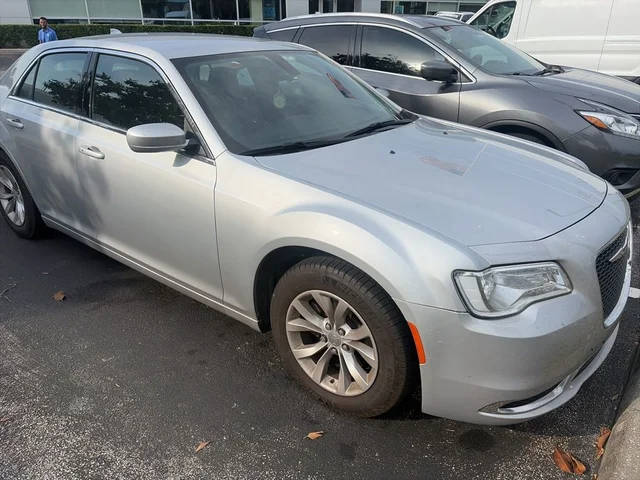 2023 Chrysler 300 Touring RWD photo