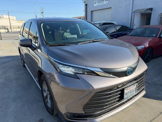 2021 Toyota Sienna LE FWD photo
