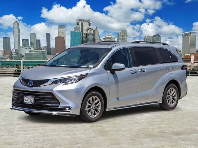 2023 Toyota Sienna XLE FWD photo