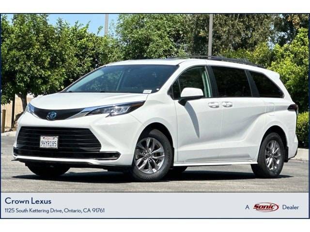 2023 Toyota Sienna LE FWD photo
