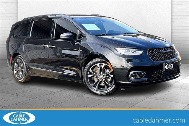 2023 Chrysler Pacifica Minivan Touring L FWD photo