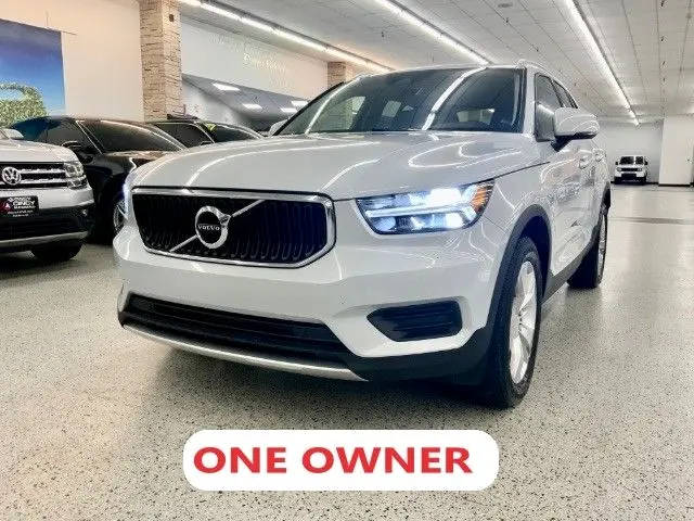 2022 Volvo XC40 Momentum FWD photo