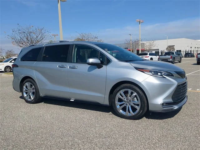 2023 Toyota Sienna Platinum FWD photo