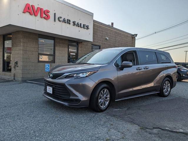 2022 Toyota Sienna LE FWD photo