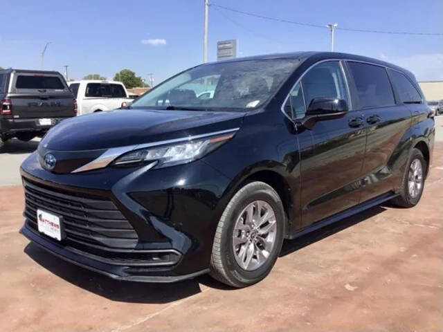 2023 Toyota Sienna LE FWD photo