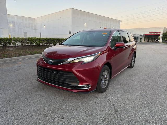 2022 Toyota Sienna XLE FWD photo