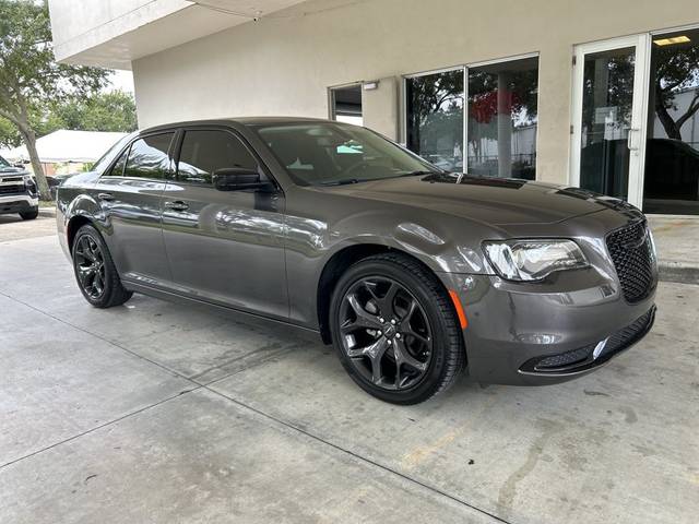 2023 Chrysler 300 Touring RWD photo