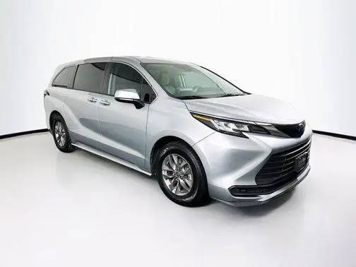 2022 Toyota Sienna LE FWD photo