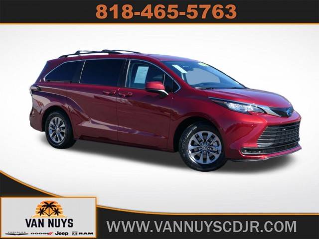 2023 Toyota Sienna LE FWD photo
