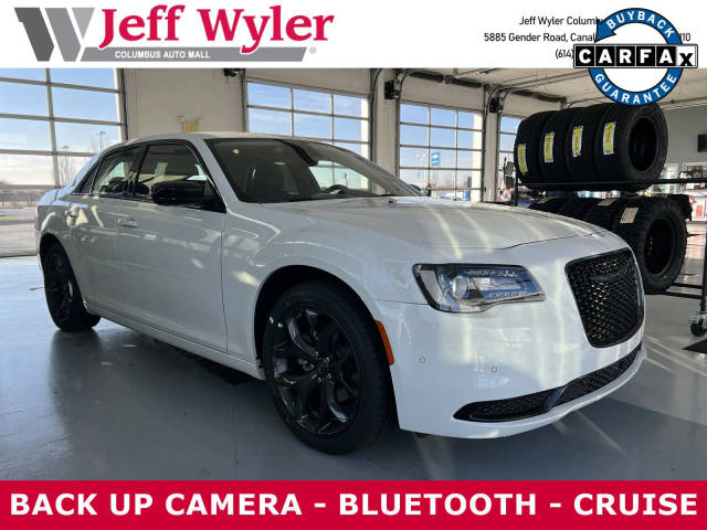 2023 Chrysler 300 Touring RWD photo