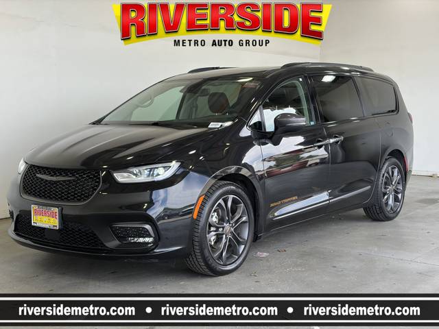2023 Chrysler Pacifica Minivan Touring L FWD photo