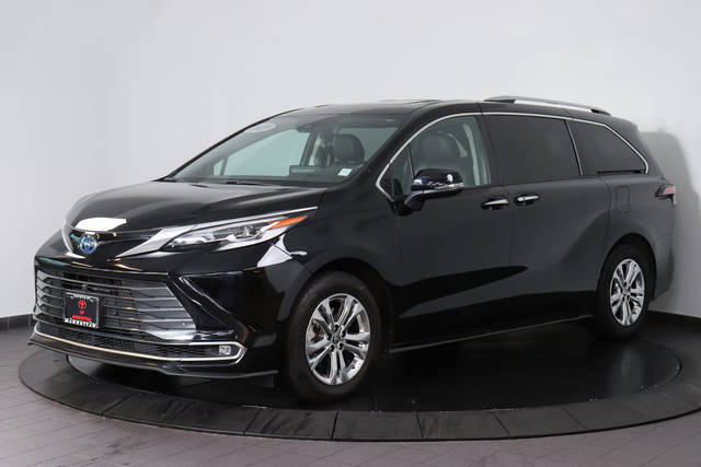 2023 Toyota Sienna Platinum AWD photo