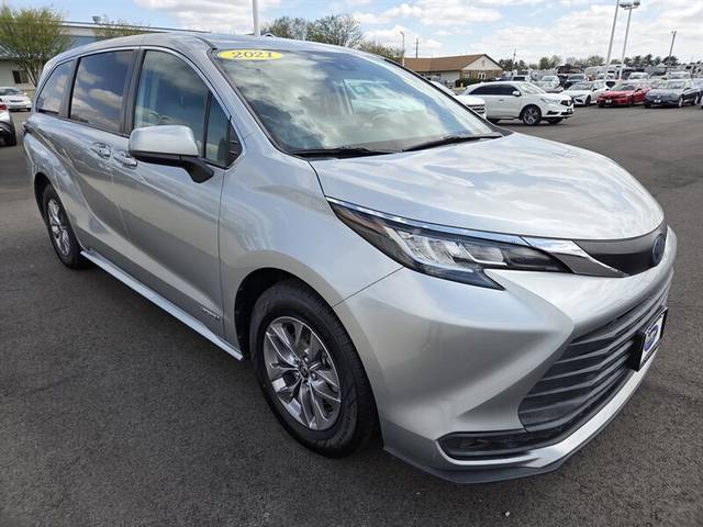 2021 Toyota Sienna LE FWD photo