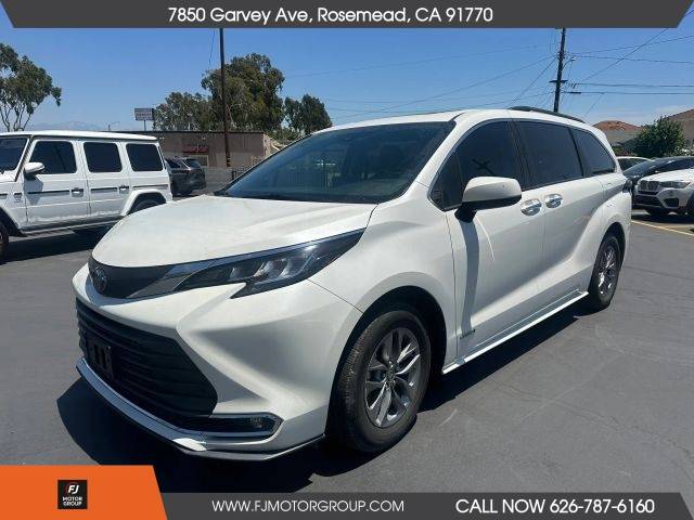 2021 Toyota Sienna XLE FWD photo