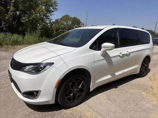 2020 Chrysler Pacifica Minivan Touring FWD photo