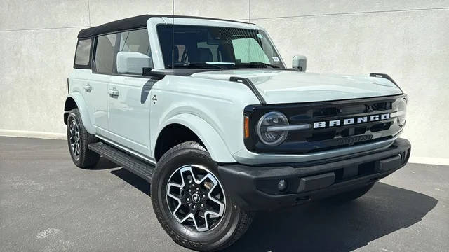 2023 Ford Bronco 4 Door Outer Banks 4WD photo