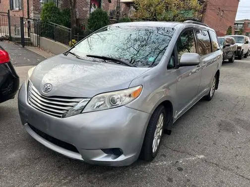 2015 Toyota Sienna LE AWD photo