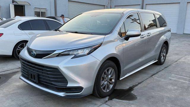 2023 Toyota Sienna LE FWD photo