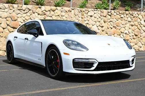 2022 Porsche Panamera GTS AWD photo