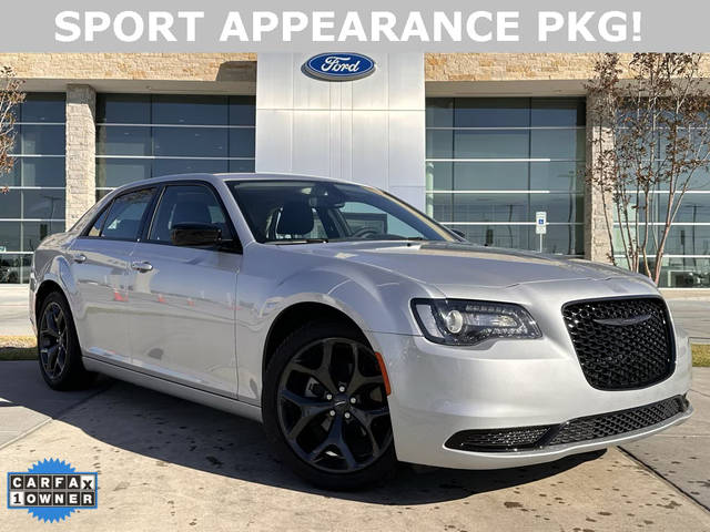 2023 Chrysler 300 Touring RWD photo