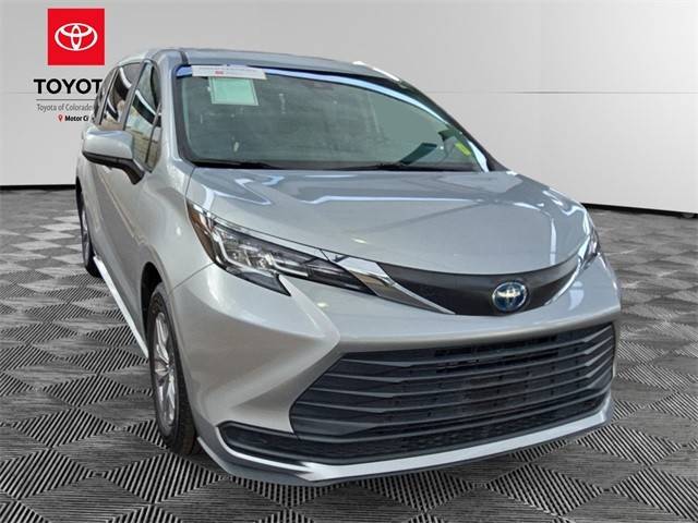 2022 Toyota Sienna LE FWD photo