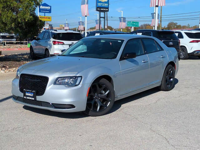 2023 Chrysler 300 Touring RWD photo