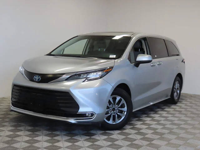2022 Toyota Sienna XLE FWD photo