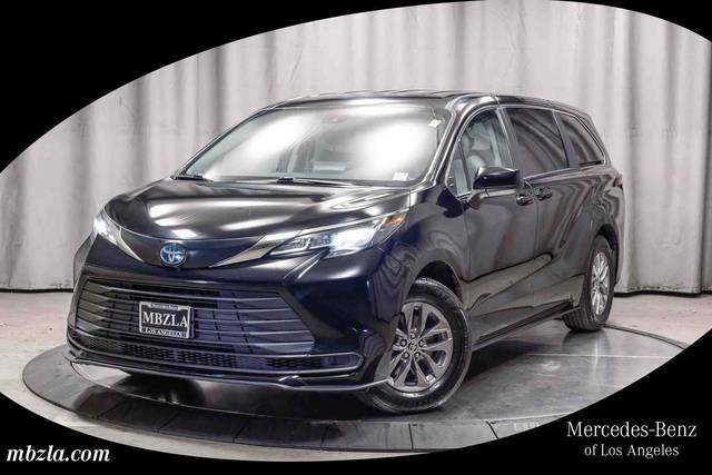 2022 Toyota Sienna LE FWD photo