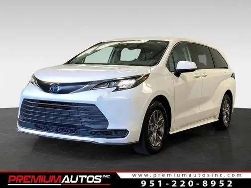 2023 Toyota Sienna LE FWD photo