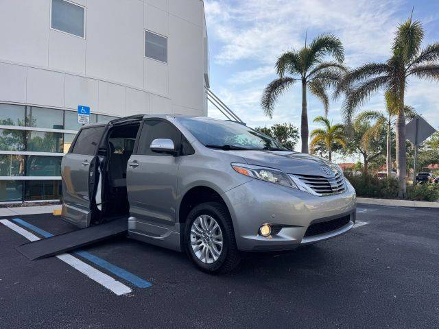 2017 Toyota Sienna FWD photo