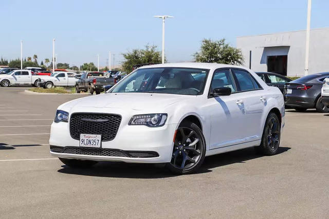 2023 Chrysler 300 Touring RWD photo