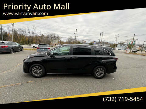 2023 Toyota Sienna LE FWD photo