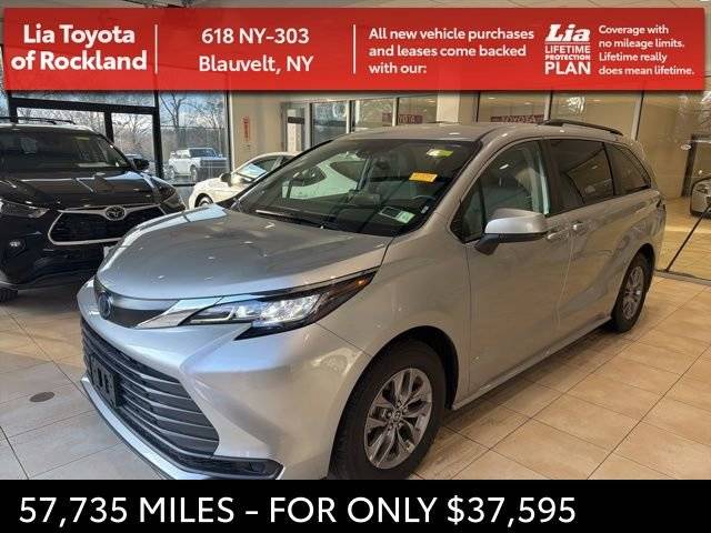 2023 Toyota Sienna LE AWD photo