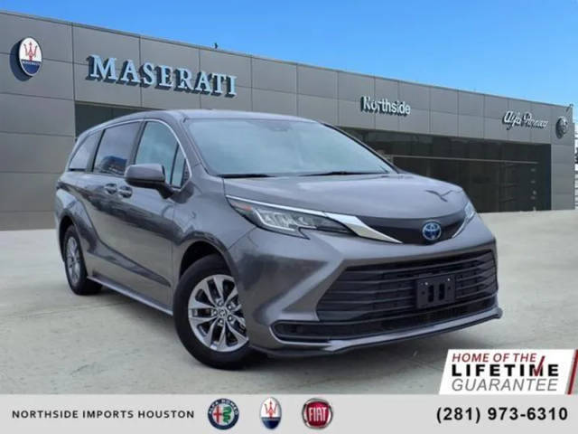 2023 Toyota Sienna LE FWD photo