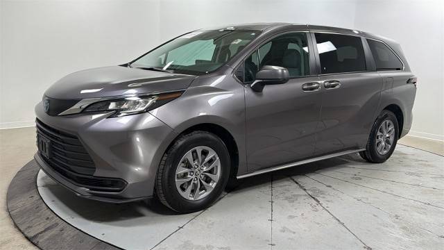 2023 Toyota Sienna LE FWD photo