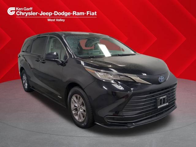 2021 Toyota Sienna LE FWD photo