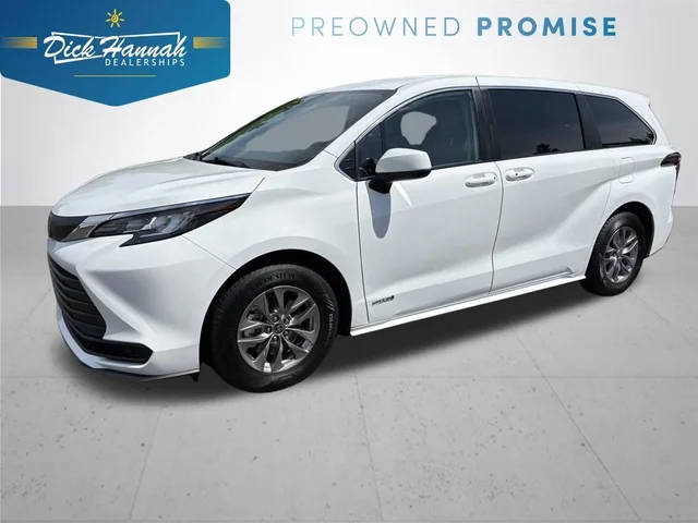 2021 Toyota Sienna LE FWD photo