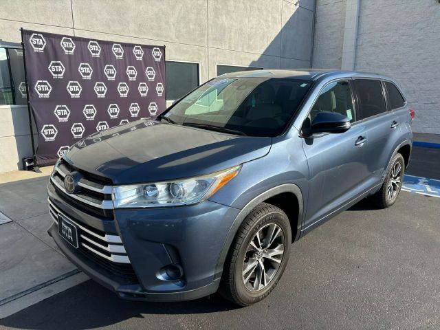 2017 Toyota Highlander LE FWD photo