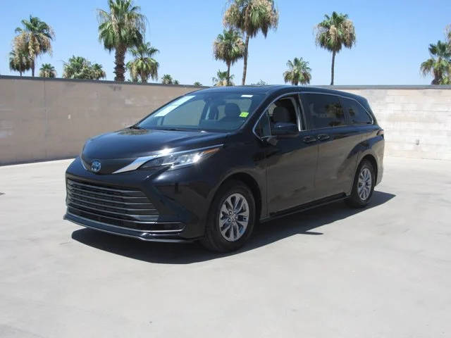 2023 Toyota Sienna LE FWD photo