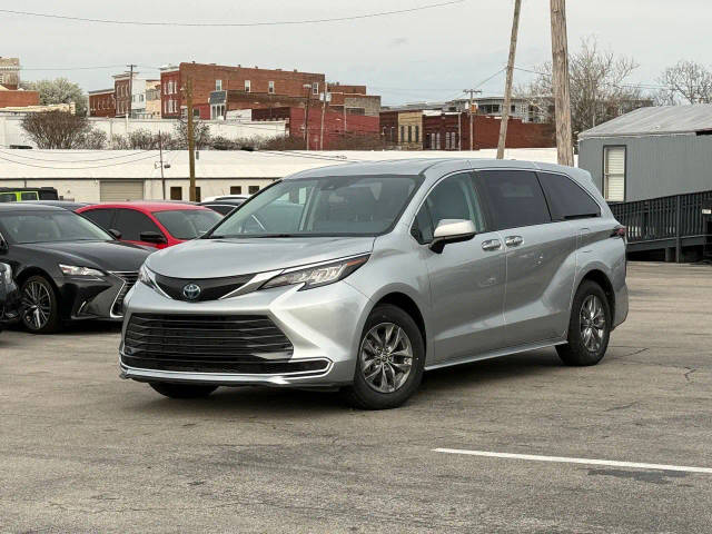 2023 Toyota Sienna LE FWD photo