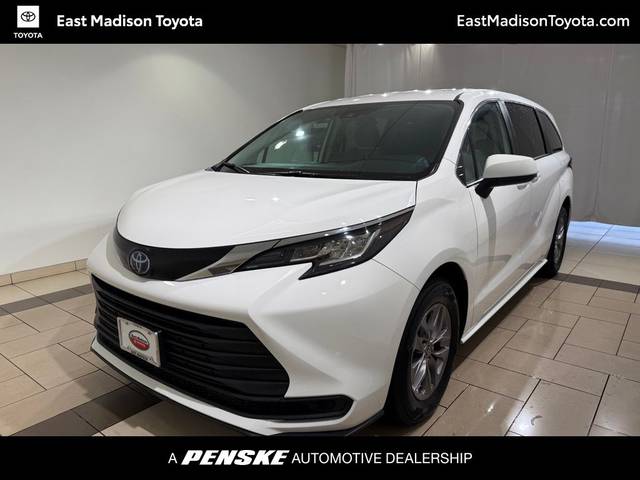 2023 Toyota Sienna LE FWD photo