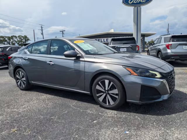 2023 Nissan Altima 2.5 SV FWD photo