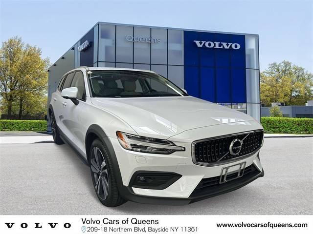 2023 Volvo V60 Cross Country Plus AWD photo